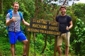 Début de l’ascension du Kilimandjaro via Machame Route