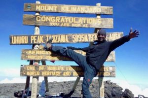 Arrivée à Uhuru Peak, le sommet du Kilimandjaro au lever de soleil