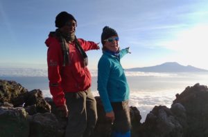 Bergsteiger auf dem Mount Meru mit Blick auf den Kilimandscharo