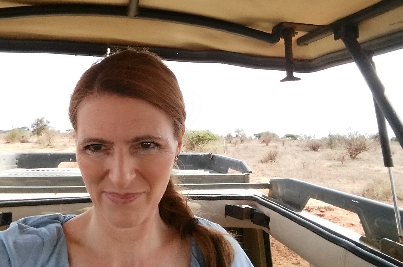 Ilona dans la jeep de safari