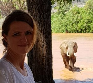 Ilona et l'éléphant passe à travers l'eau