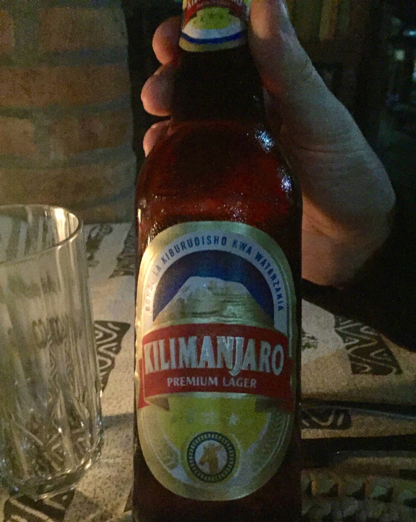 Kilimandscharo Bier zum Abendessen in der Ambureni Coffee Lodge
