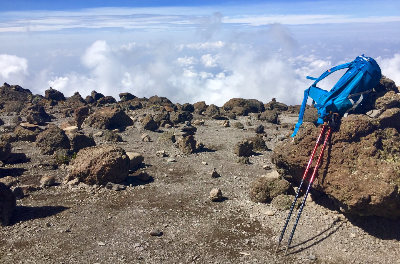 Ausblick ins Land hoch oben auf dem Kilimandscharo