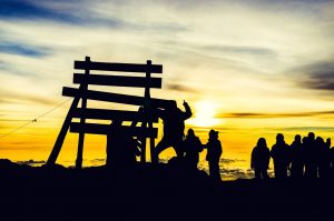 Erreichen des Uhuru Peak, Gipfel des Kilimandscharos bei Sonnenaufgang