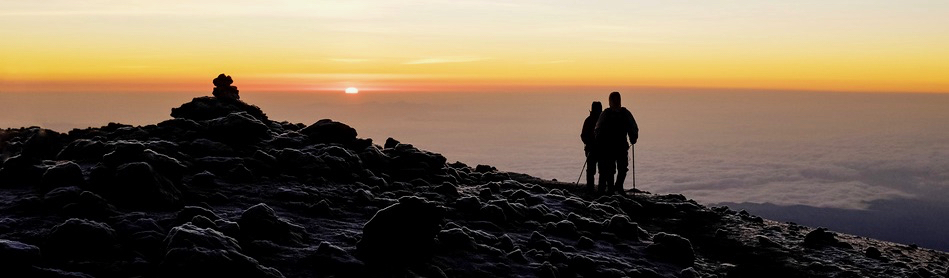 Randonneur sur le sommet du Kilimandjaro au lever du soleil