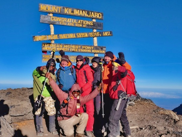 Gruppenbesteigung des Kilimandscharos in Zentralafrika kurz nach Sonnenaufgang