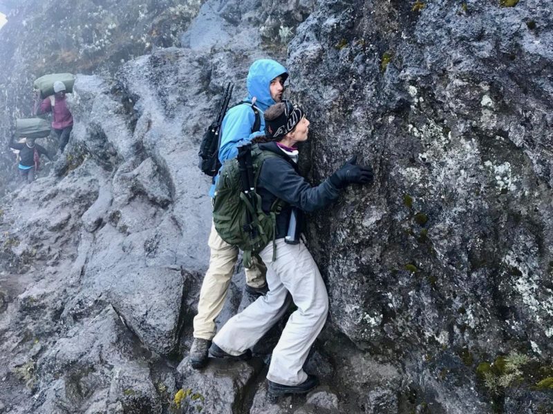 Zwei Bergsteiger küssen den Kilimandscharo