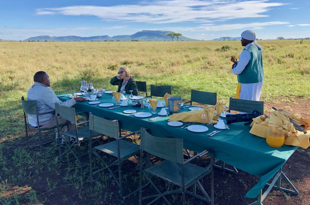 Frühstück mitten in der Serengeti