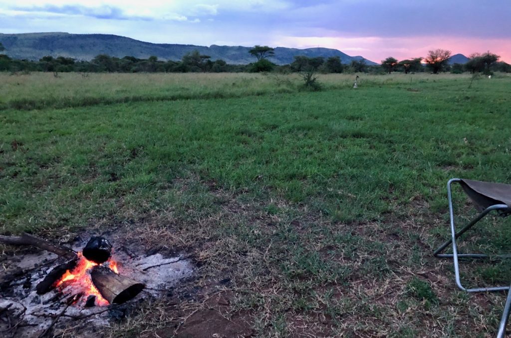 Lagerfeuer am Abend im Serengeti Thorn Tree Camp