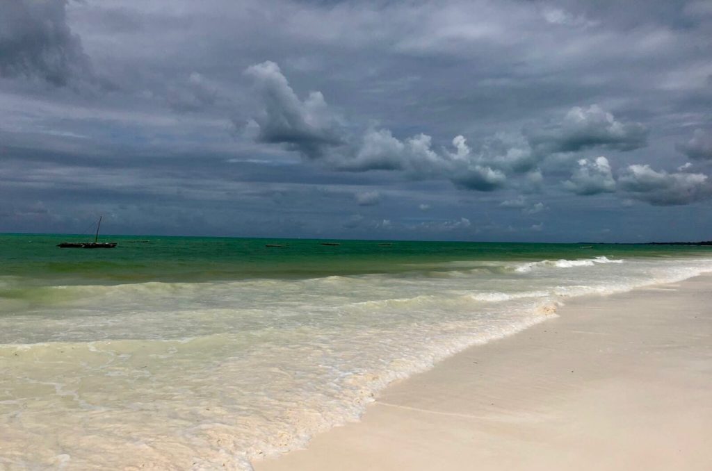 Ein Sturm zieht über dem Strand von Sansibar auf