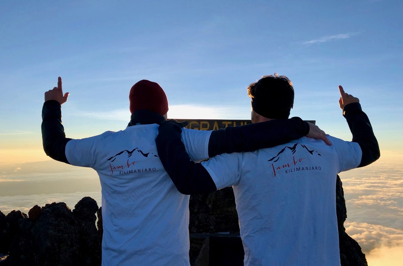Deux alpinistes au sommet du Mont Meru