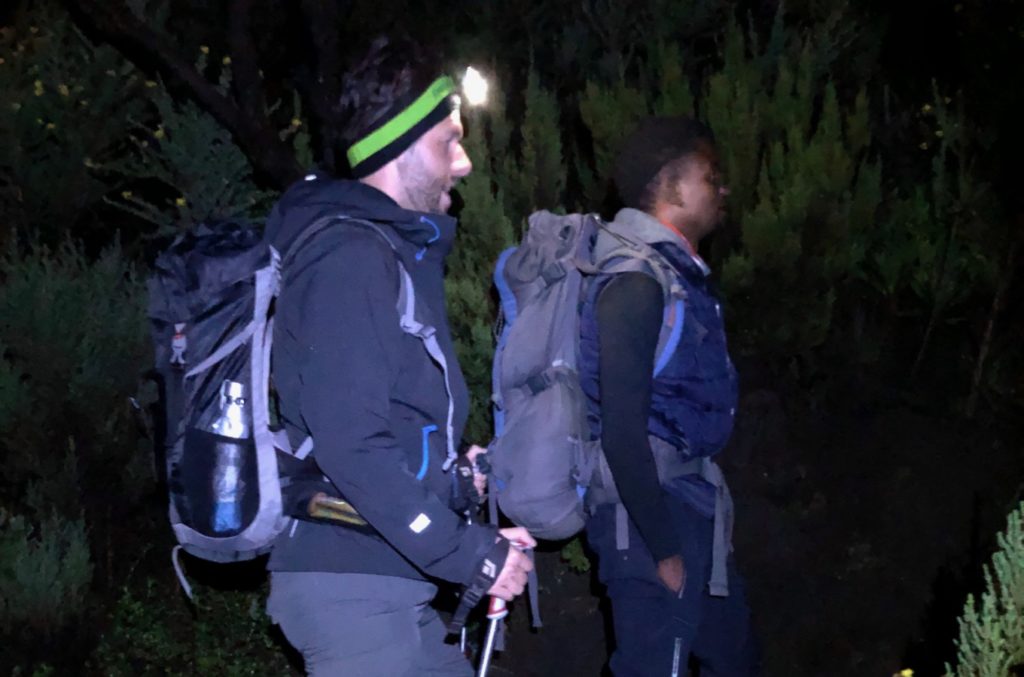 Bergsteiger machen sich nachts im Dunklen auf zur Besteigung des Mount Meru
