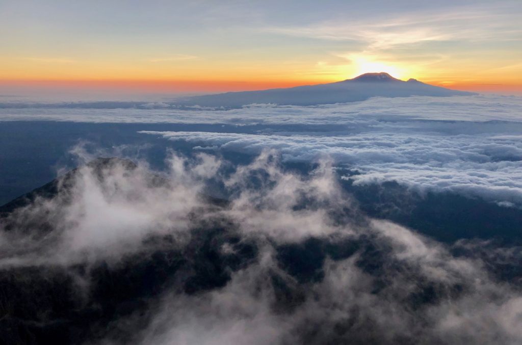 Sonnenaufgang am Mount Meru mit Blick auf den Kilimandscharo