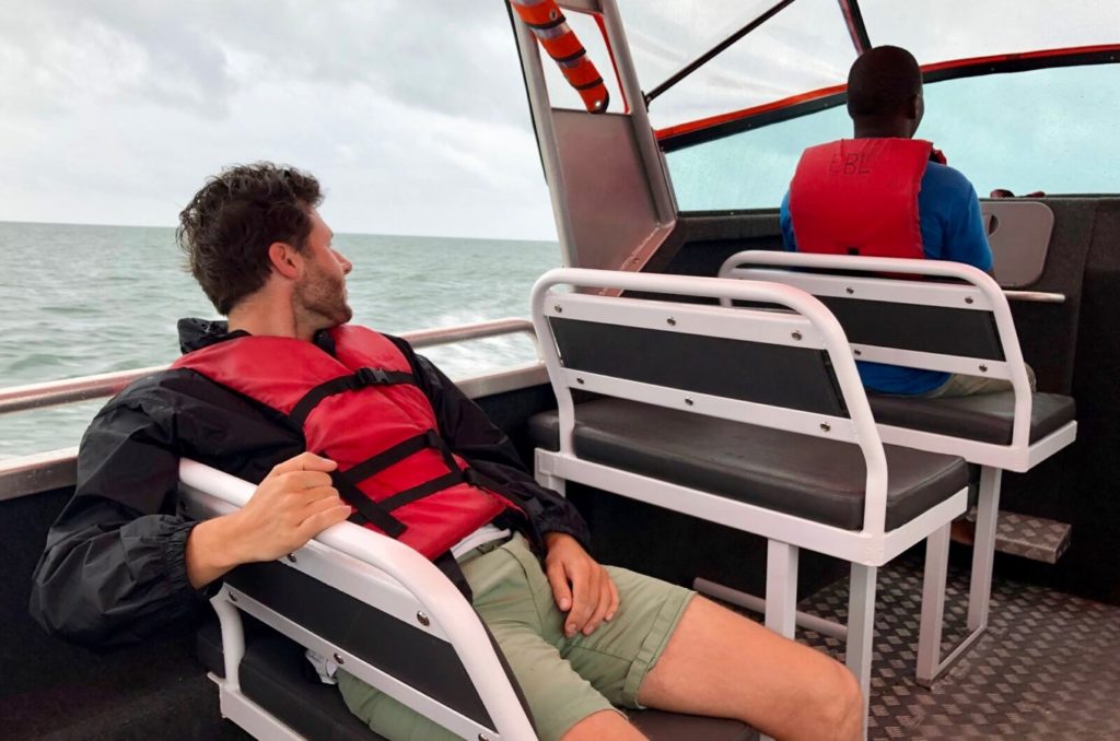 Timo dans le bateau pendant la traversée de Pangani à Zanzibar